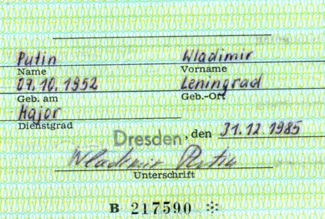プーチン氏は身分証に、ドイツ語のつづりで「Wladimir Putin（ロシア語では最初の文字がV）」と自署していた
