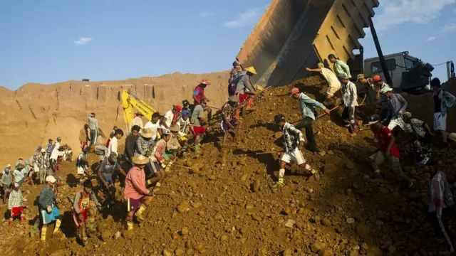 တူးဖော်ရေးလုပ်ကွက်တစ်ခုအတွင်းကစွန့်ပစ်မြေစာပုံမှာ ရေမဆေးကျောက်ရှာဖွေသူအချို့ကိုတွေ့ရစဉ်