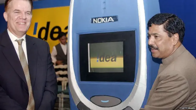 વર્ષ 2002માં આઇડિયાના લૉન્ચિંગ સમયે તત્કાલીન સંચારપ્રધાન પ્રમોદ મહાજનની તસવીર