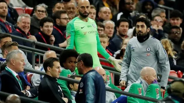Dejando a Caballero perplejo en el banquillo y a Sarri con una rabieta dirigiéndose al túnel de vestuarios.