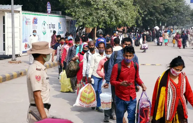 सोमवार को आनंद विहार रेलवे स्टेशन पर छठ पूजा के लिए अपने घर जाने को कतार में खड़े लोग