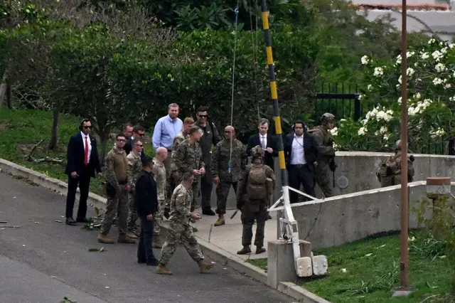 Militares y funcionarios estadounidenses en la explanada de la embajada de EE.UU. en Caracas.