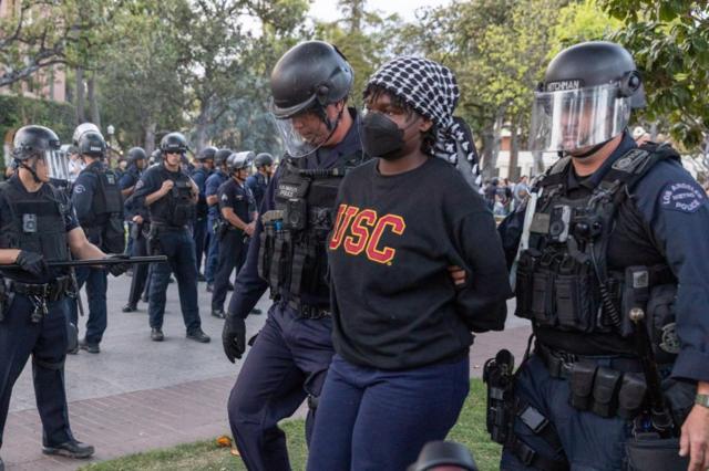 Otra estudiante de la USC detenida por la policía.