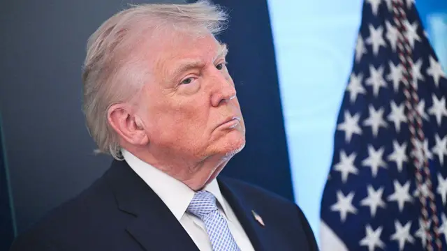 رئیس‌جمهور آمریکا دو روز پیش در پیامی نوشت که پاپ «باید خودش را جمع‌وجور کند» و او را «ضعیف در قبال سلاح‌های هسته‌ای» توصیف کرد