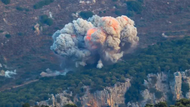 تصاعد الدخان من موقع غارة جوية إسرائيلية في مرجعيون، بالقرب من الحدود اللبنانية الإسرائيلية، في 23 سبتمبر/أيلول 2024
