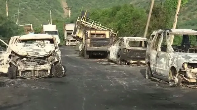 দাঙ্গায় প্রায় ৫০টি গাড়ি জ্বালিয়ে দেওয়া হয়, যার মধ্যে বিচারকের গাড়িটিও ছিল