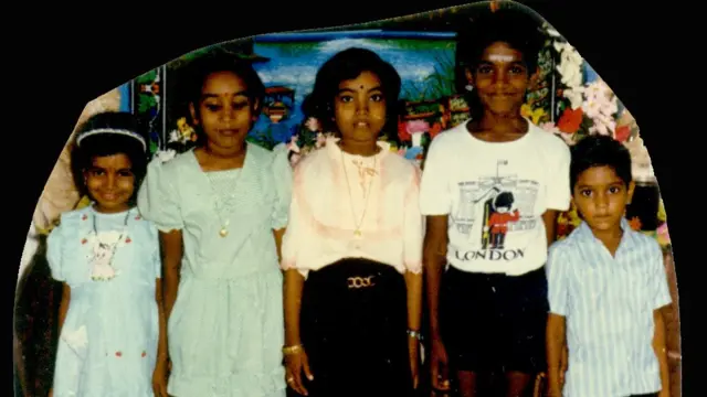 சகோதர, சகோதரிகளுடன் உமேஸ்வரன் (வலமிருந்து இரண்டாவது)