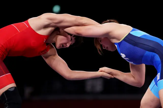 Айсулуу Тыныбекова менен Юкако Каваи күрөшүп жатат