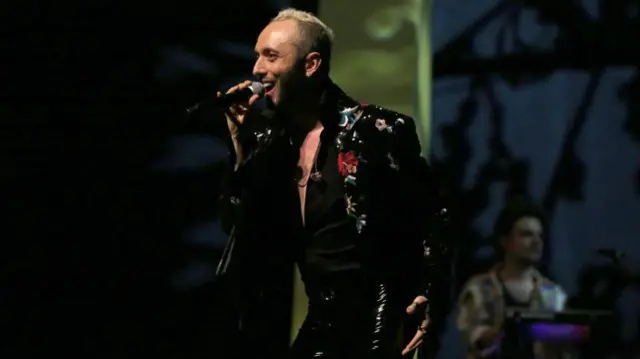 Mabel Matiz sahnede şarkı söylüyor