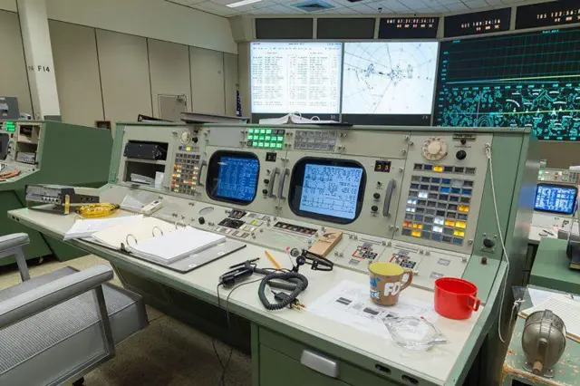 Consoles da sala de controle de operações das missões do programa Apollo, em Houston, Texas (EUA)