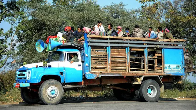 В кузов грузовика влезает довольно много людей. Но духи же больше и тяжелей!