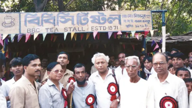 বিবিসি বাংলার সুবর্ণ জয়ন্তী উপলক্ষে রূপপুরের বিবিসি বাজারে সিরাজুর রহমান, দীপঙ্কর ঘোষ ও আতাউস সামাদ, ১৯৯১।