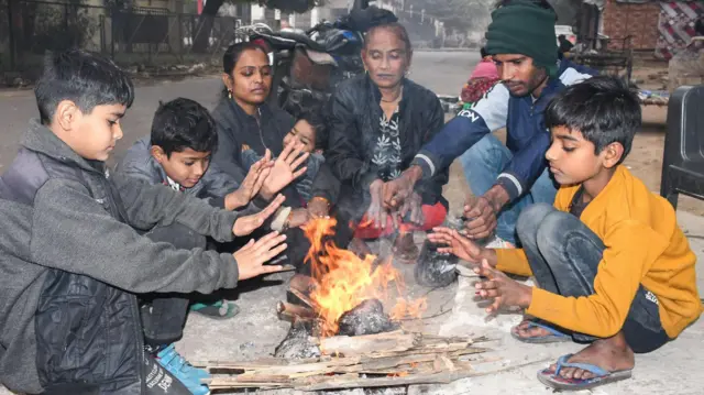 ઉત્તર ભારતમાં હીમવર્ષા તથા વરસાદને કારણે ઉત્તર ભારતમાં ઠંડી પડી રહી છે. વળી દિલ્હી, પંજાબ, રાજસ્થાન, પશ્ચિમ ઉત્તર પ્રદેશ જેવા વિસ્તારોમાં ધુમ્મસ જોવા મળી રહ્યું છે.