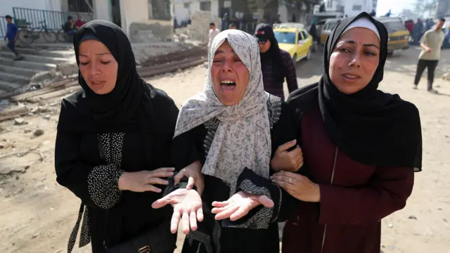 نساء خلال جنازة فلسطينيين قُتلوا يوم الجمعة في غارات جوية إسرائيلية، وفقاً لوزارة الصحة في غزة، في مستشفى الشفاء في مدينة غزة، 28 يونيو 2025. رويترز/محمود عيسى