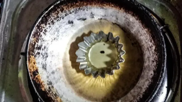 කැවුමේ යට කොටස සඳහා ඇති ආකෘතියකි. නාවින්න ප්‍රදේශය ආශ්‍රිත ව වෙළඳ සැලක හිමිකාරිනියක් වන ශ්‍යාමලී කැවුම් සාදන්නේ එම අච්චුව භාවිත කරමිනි. 