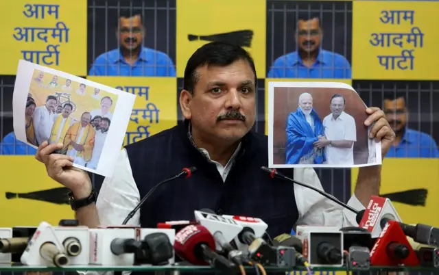 संजय सिंह ने दिखाई पीएम मोदी के सात मुंगट्टा रेड्डी की तस्वीर