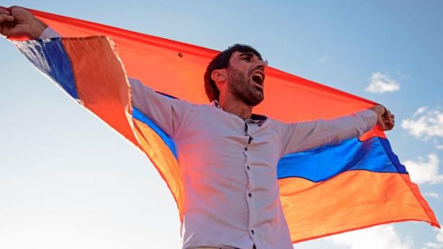 Человек с армянским флагом