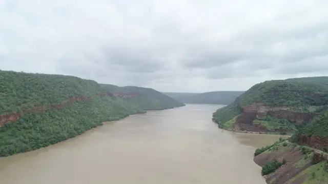 ప్రాజెక్టుల నిర్మాణ సమయంలో తమకు సరైనా వాటా రాకుండా కుట్ర జరిగిందని తెలంగాణ ఆరోపణ