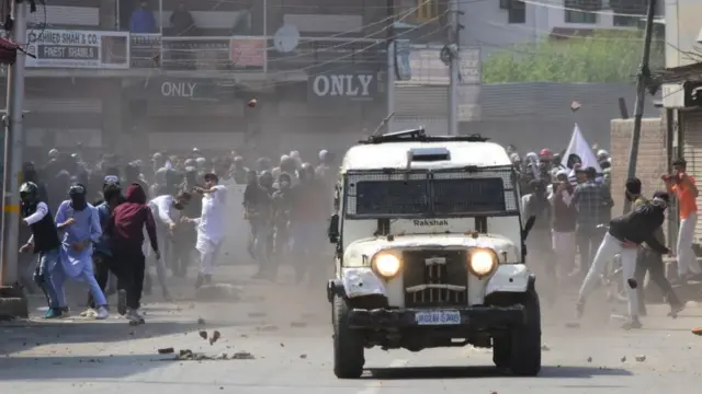 কাশ্মীরে গত কয়েক দশক ধরেই বিদ্রোহী তৎপরতা ও ভারতবিরোধী বিক্ষোভ চলছে