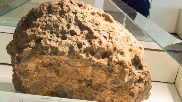 Фрагмент челябинского метеорита в музее