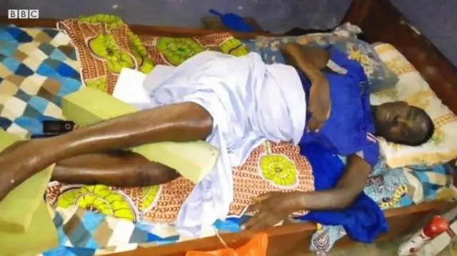 Segun Olawoye wa lori ibusun to sun si, o si foju han pe o wa lori aisan