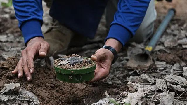 Campuchia tiếp tục gài thêm mìn ở khu vực biên giới với Thái Lan, khiến ít nhất bảy binh sĩ Thái Lan bị mất chân, tay