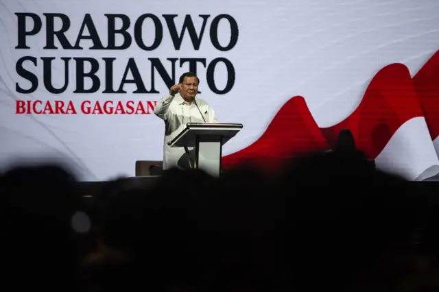 Bakal calon presiden dari partai Gerindra Prabowo Subianto menyampaikan gagasan di UGM, Sleman, DI Yogyakarta, Selasa (19/09).