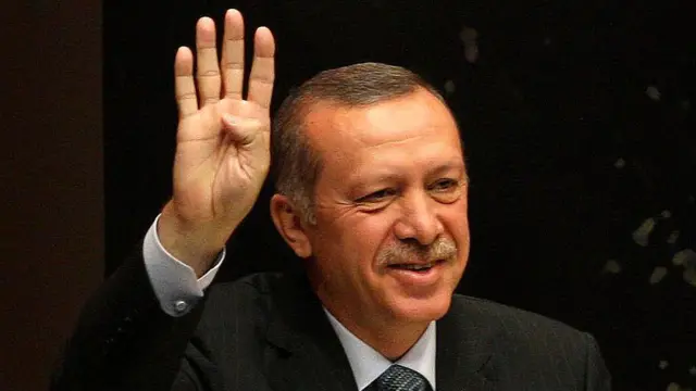 Dönemin Başbakanı Erdoğan, 20 Ağustos 2013 tarihinde, yani Mısır'da Muhammed Mursi'nin devrilmesinden yaklaşık bir ay sonra, Ankara'daki AKP genel merkezinde düzenlenen bir toplantıda konuşma yaparken Rabia selamını yapıyor. Erdoğan bir yandan da gülümsüyor.