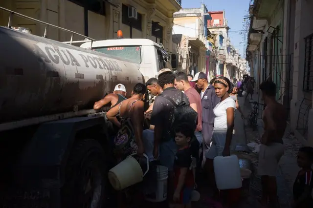 Personas hacen fila para conseguir agua en un camión cisterna en el barrio La Habana Vieja de La Habana, Cuba, en marzo.