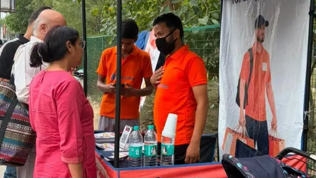 ‘ক্যারিমেন’-এর কিয়স্কের সামনে মি. সবরওয়াল ও তার স্ত্রী 