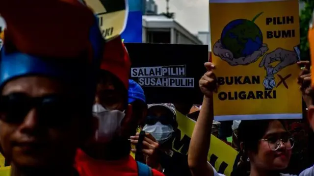 Sejumlah organisasi dan pegiat lingkungan menyuarakan isu krisis iklim di Jakarta jelang pemilu 2024.