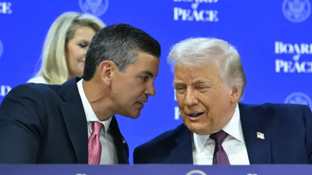 El presidente de Paraguay, Santiago Peña (izq.), conversa con el presidente de Estados Unidos, Donald Trump, en la reunión de la "Junta de la Paz" durante la reunión anual del Foro Económico Mundial en Davos el 22 de enero de 2026.