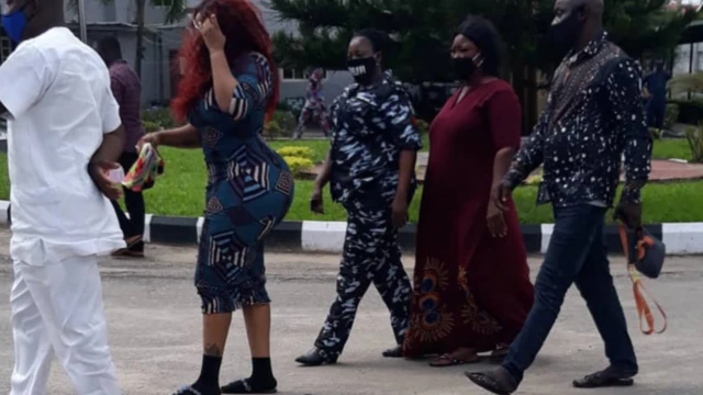 Aworan Dokita Aanu ati awọn ọlọpaa ni kootu