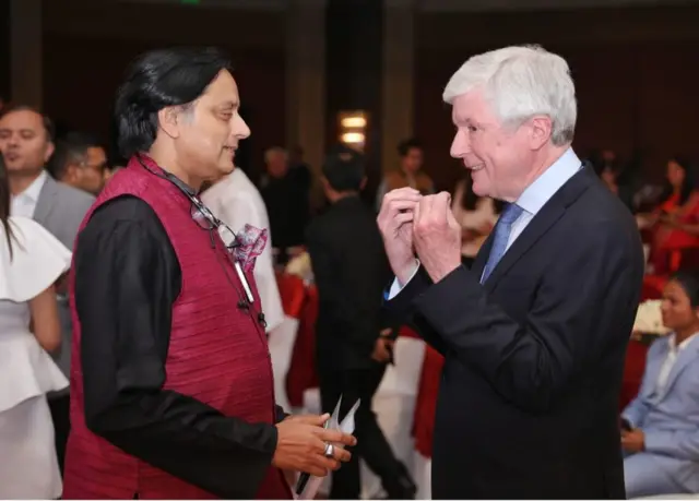 కార్యక్రమంలో మాట్లాడుకొంటున్న కేంద్ర మాజీ మంత్రి శశి థరూర్, బీబీసీ డైరెక్టర్ జనరల్ టోనీ హాల్