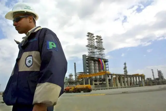 یک کارگر در کنار تاسیسات نفتی