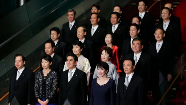 安倍晋三与新内阁成员在东京首相官邸合影