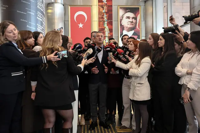 CHP Genel Başkanı Özgür Özel, 24 Ekim'de CHP Genel Merkezi'nde gazetecilere açıklama yaparken görülüyor