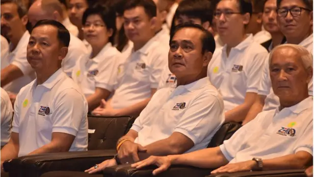 พล.อ.ประยุทธ์ จันทร์โอชา กับ พล.ต.อ.วัชรพล ประสารราชกิจ (ซ้าย) ประธาน ป.ป.ช.