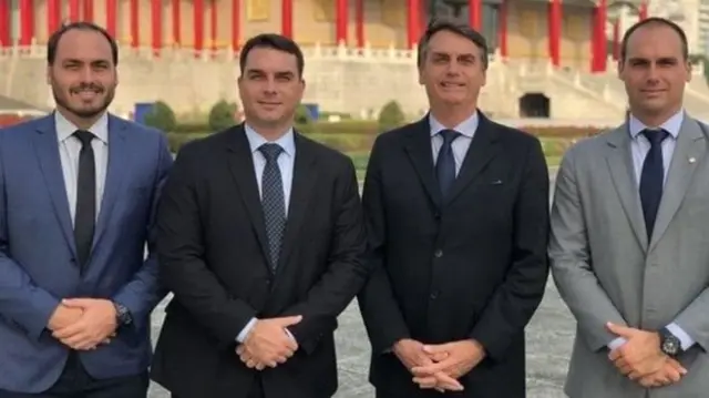 Jair Bolsonaro com filhos