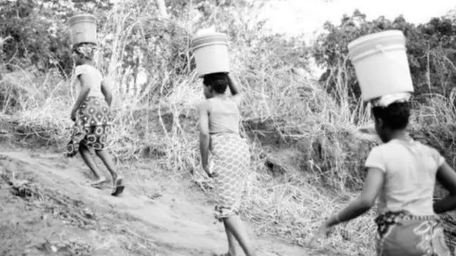 Ori ni awọn omo obirin to npon omi ọhun fi nru omi lọ ọna jinjin