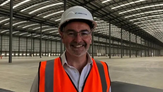 එක්සත් රාජධානියේ වෙළෙඳ ව්යාපාරයක කටයුතු කරන රොබින් වුඩ්බ්රිජ් (Robin Woodbridge)