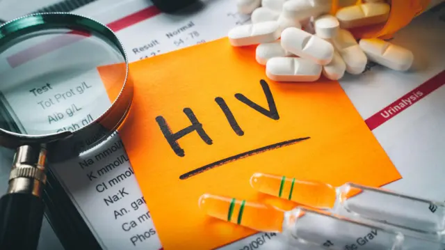 Orang dengan HIV harus rutin minum obat antiretroviral (ARV) untuk ‘menekan’ jumlah kopi virus HIV di tubuhnya.