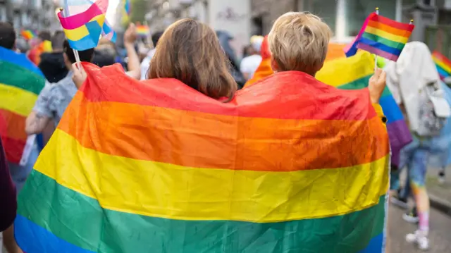 پنهان کردنِ بخشی نهادینه از هویتتان ممکن است بر روابط و بهروزی عاطفیتان تاثیر بگذارد