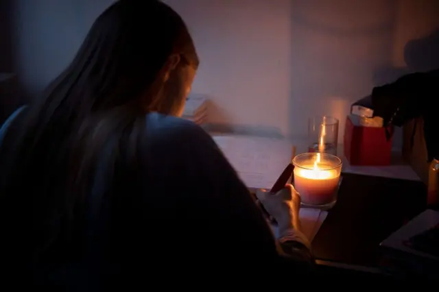 Электр жарыгы алдын-ала эскертилбей өчүп жатканы, коомчулуктун нааразычылыгын жаратууда