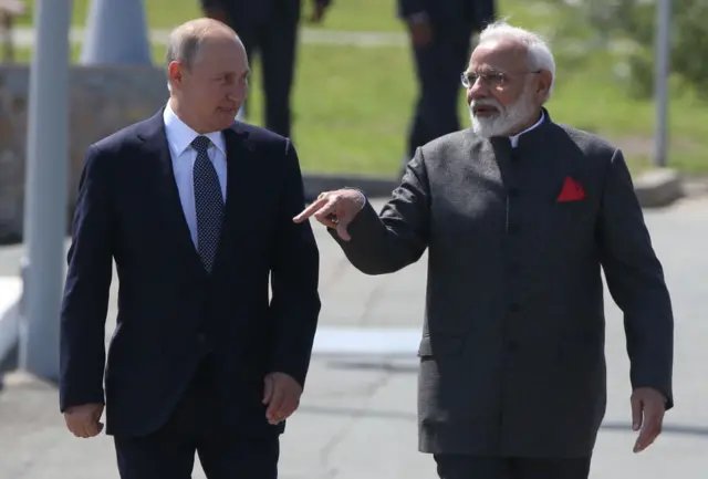 O presidente russo, Vladimir Putin, caminhando ao lado do primeiro-ministro da Índia, Narendra Modi,slot bonus 20242019