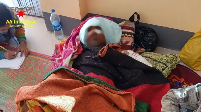 ရမ်းဗြဲမြို့နယ်၊ ကျောက်နီမော်ကျေးရွာ လေကြောင်းတိုက်ခိုက်ခံရလို့ ဒဏ်ရာရခဲ့သူတစ်ဦးကို အေအေထုတ်ပြန်ထားတဲ့ပုံ