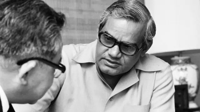 இந்திய-சீன எல்லை மோதல்: நேரு எப்படி எதிர்க்கொண்டார் ?