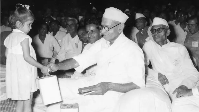 મહાગુજરાત આંદોનલ માટે ફંડ ઊઘરાવતા ઇન્દુલાલ યાજ્ઞિક