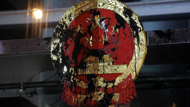 中国中央政府驻香港机构的国徽被涂污