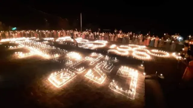 ညဘက်မှာဆီမီးခွက်ထွန်းဆုတောင်းတာပဲလုပ်ပါတယ်